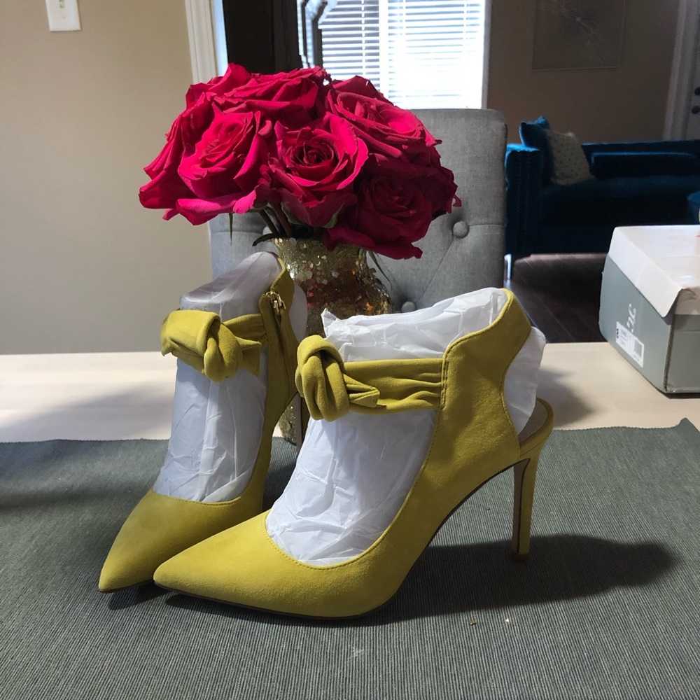 Size 8 Yellow Kid suede pump